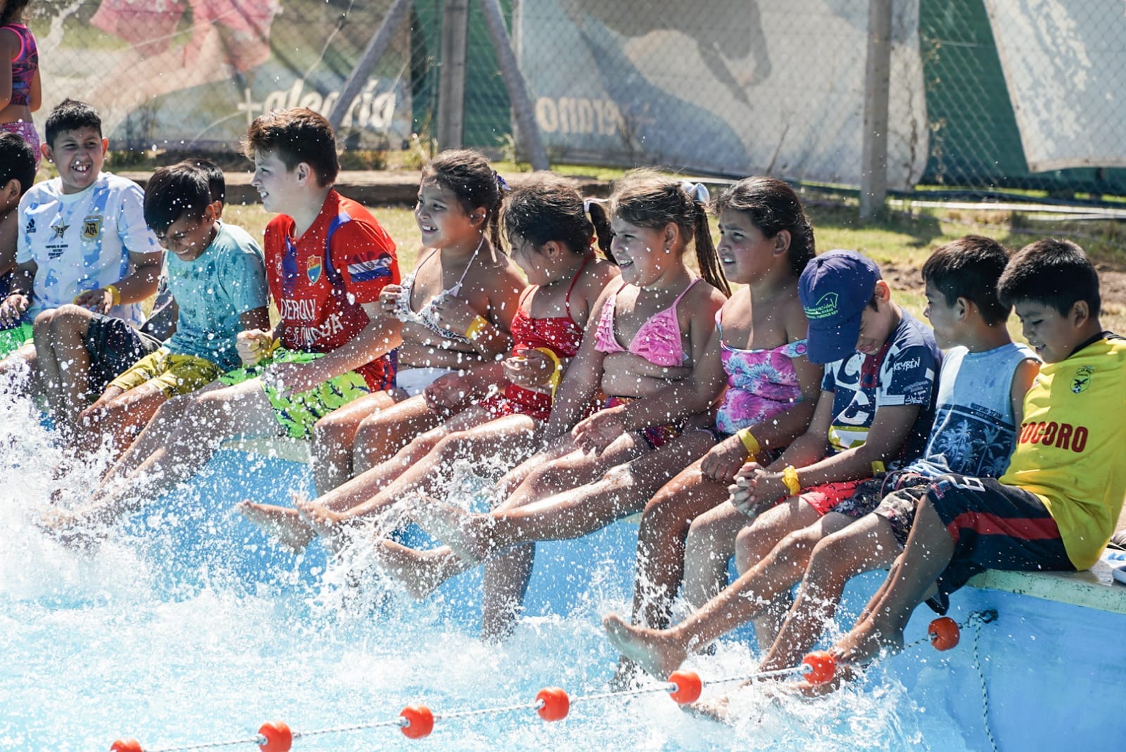 La Municipalidad de Pilar avanzó en el disfrute de los niños y el intendente, Federico Achaval, contó que "El Club Municipal Presidente Derqui Lionel Messi ya cuenta con su propia pileta!".