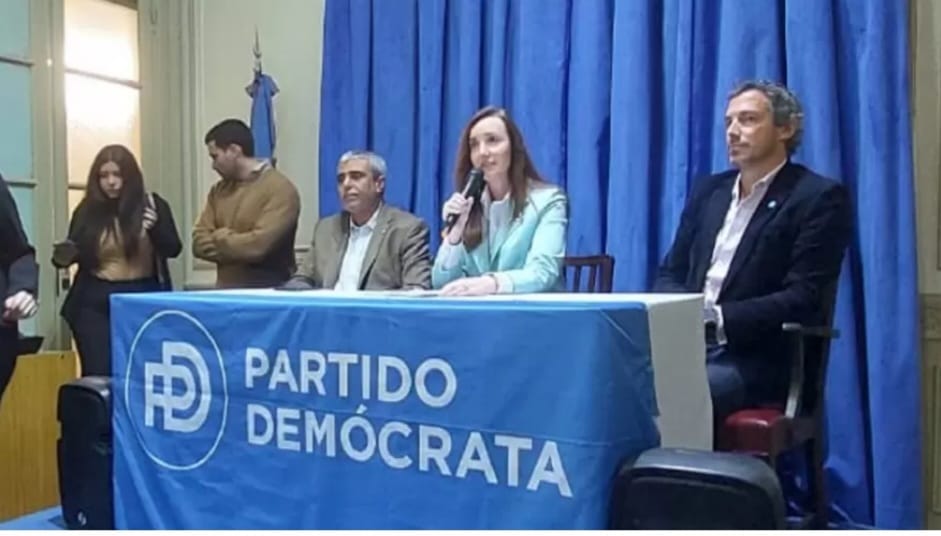 La vicepresidente Victorial Villarruel en la comitiva del Partido Demócrata (PD).