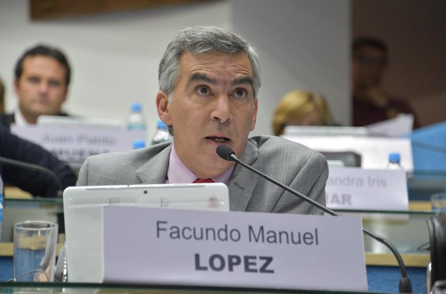 Facundo López es señalado por represalias laborales dentro del Estado provincial.