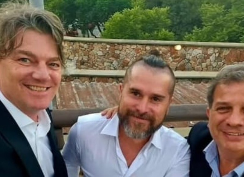 El dirigente libertario de Tigre, José De los Ríos, en el medio.