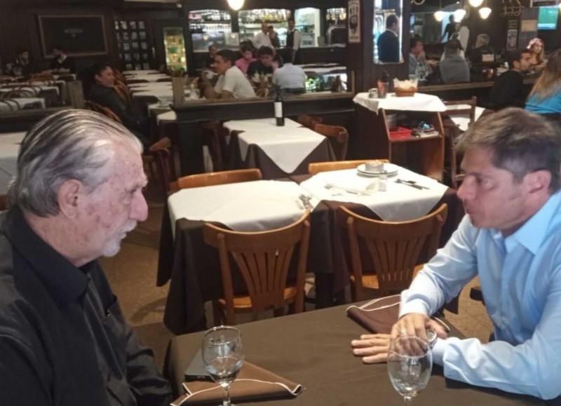 El dirigente radical Federico Storani y el gobernador bonaerense Axel Kicillof, reunidos.