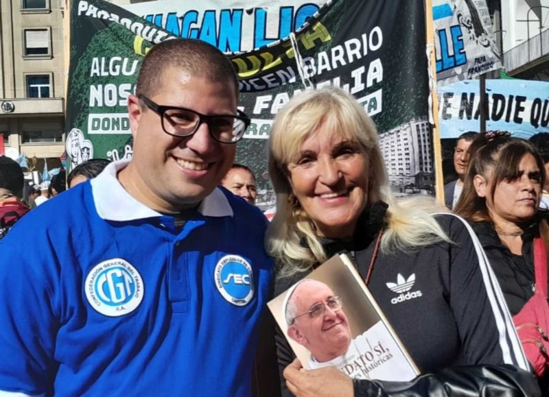 Mercedes Landa, conductora del espacio político Nuevo País, presente en el homenaje al difunto Papa Francisco I.