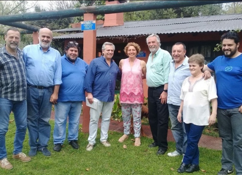 Reunión cumbre de Alberto Fernández con Pueblo Libre (Mariano West) días después de conocerse la noticia que iba a ser candidato a Presidente de la Nación (Quinta de Zapiola).