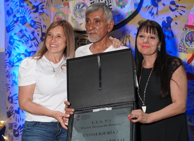 La Intendenta Karina Menéndez, Gustavo Menéndez y autoridades municipales se hicieron presentes para celebrar los 50 años de la escuela “Bernardo Houssay”, uno de los establecimientos educativos públicos.