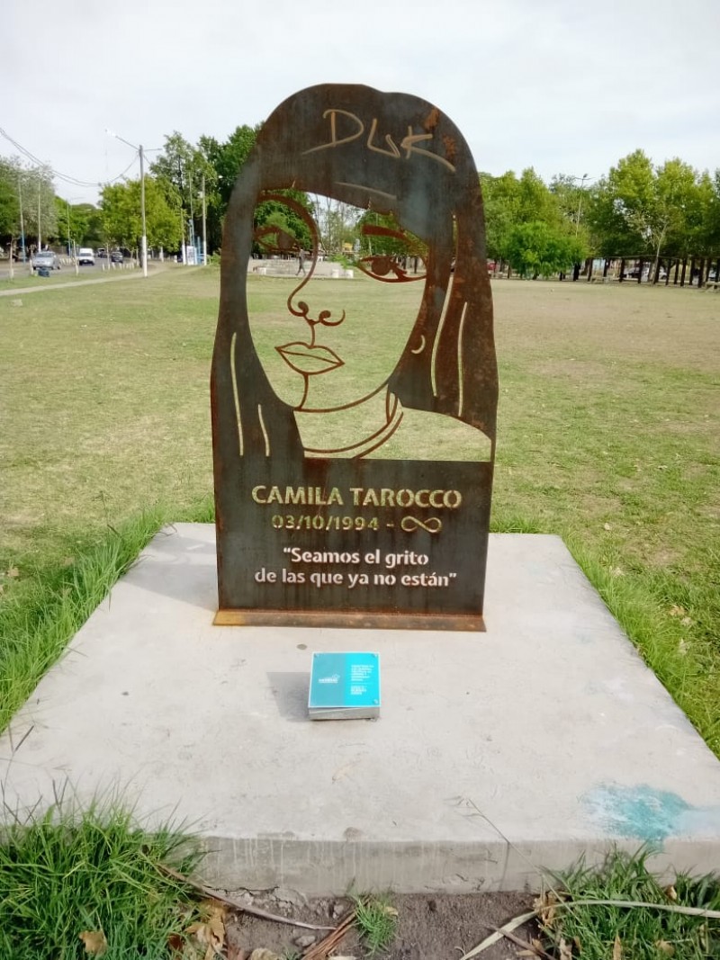 La estatuilla y pintada se encuentran en la plaza Buján.