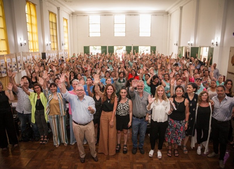 La ministra de Desarrollo Social de la Nación, Victoria Tolosa Paz, encabezó el encuentro de cierre de año del programa nacional de acompañamiento a la crianza "Primeros años".