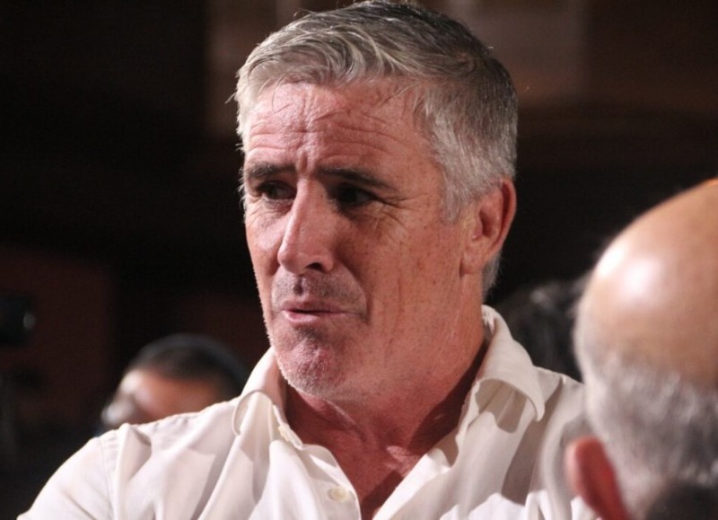 La gestión de Facundo Diz en Navarro es acusada de manipular políticamente una obra escolar.