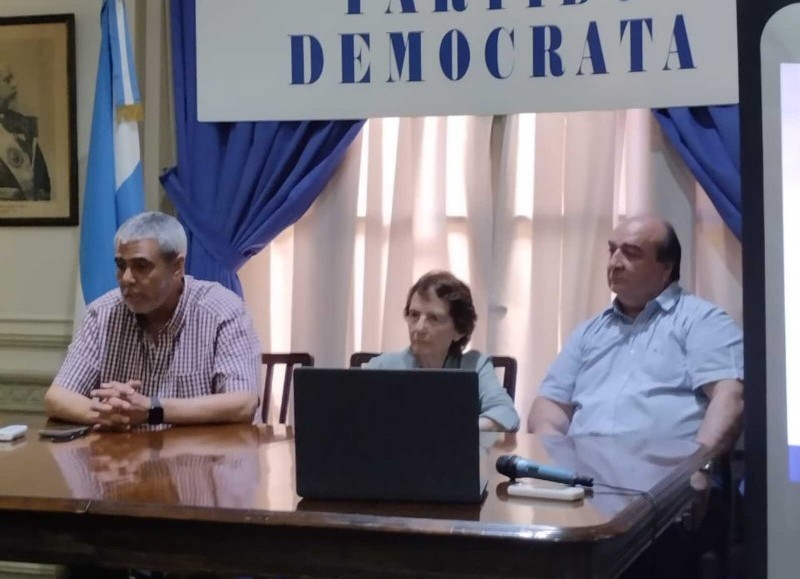 De izquierda a derecha, los dirigentes Carlos Onteiro, Sofia Laferrere de Pinedo y Patricio Villegas.