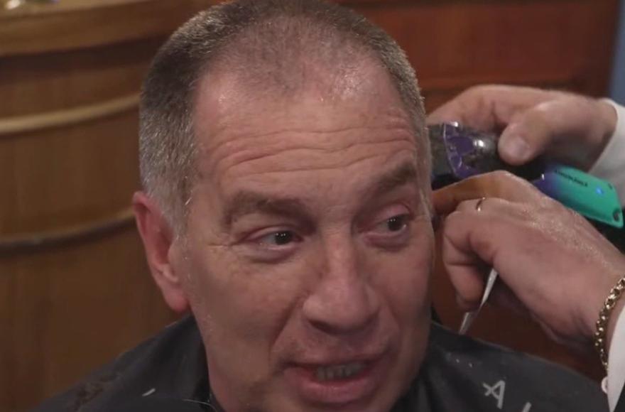 El diputado electo de la alianza La Libertad Avanza (LLA), Diego Santilli, cumpliendo su promesa.