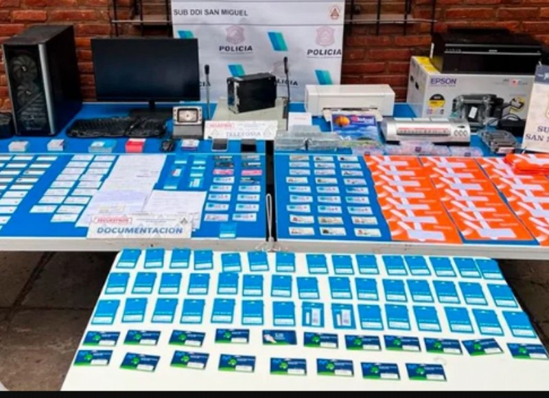 Juan Pernín fue arrestado por orden de la fiscal Andrea Andoniades en medio de una ola de allanamientos contra grupos dedicados a las estafas online. 