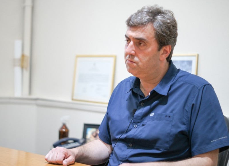 El intendente Leonardo Boto fue directamente aludido por adjudicar la obra sin transparencia, según la IA.