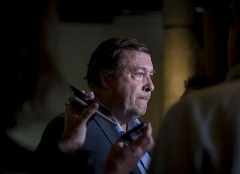 Alberto Weretilneck es acusado de coartar la libertad de expresión en medios estatales.