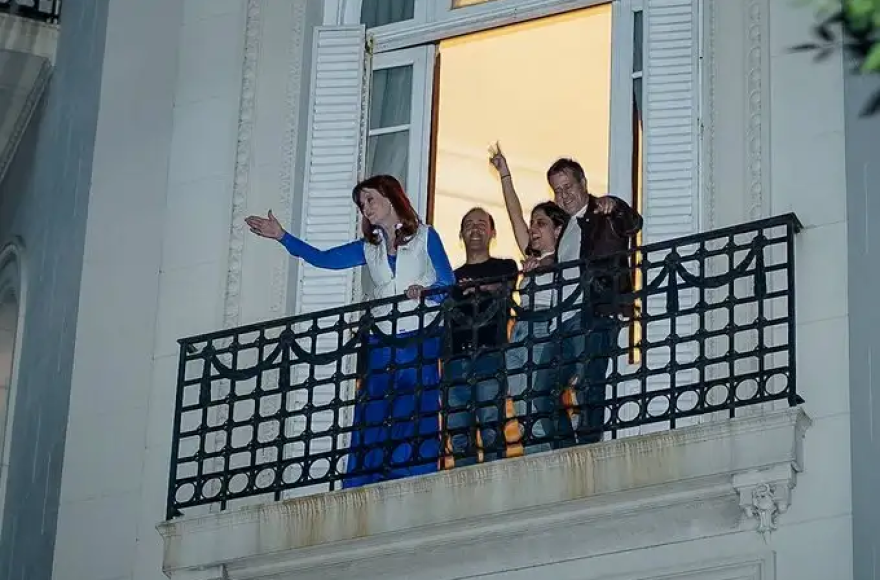 Desubicada, Cristina Fernández de Kirchner salió a bailar con su militancia en el balcón de la vergüenza con su prisión domiciliaria.