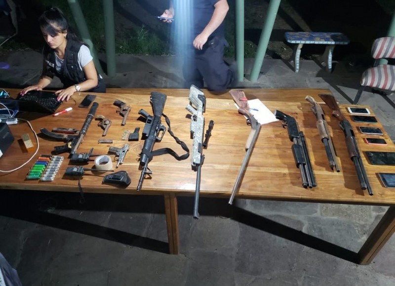 La policía una vez realizada la investigación encontró el arsenal de "Lucianito", el joven acusado de asesinar al empresario Andrés Blaquier. Continúa la investigación.