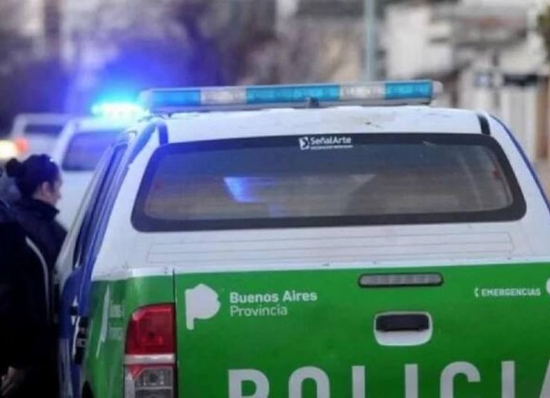 Las fuentes indicaron que un llamado al 911 alertó a la policía sobre la presencia del cadáver de un hombre identificado como Gustavo Alejandro Alonzo (49), quien compartía la vivienda con otros dos hombres.