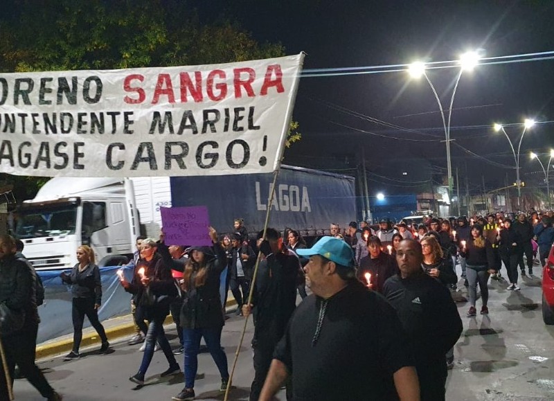 La ciudad de Moreno se vio reflejada durante la noche de este viernes por una ola de vecinos que llegaban a ocupar apróximadamente 8 cuadras de los alrededores de la Municipalidad.