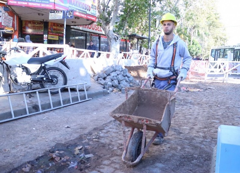 Estan avanzando distintas obras de infraestructura, entre ellas la renovación de redes de agua de Aysa en el centro del distrito y Muñiz, con el fin de mejorar y extender el servicio a otras zonas.