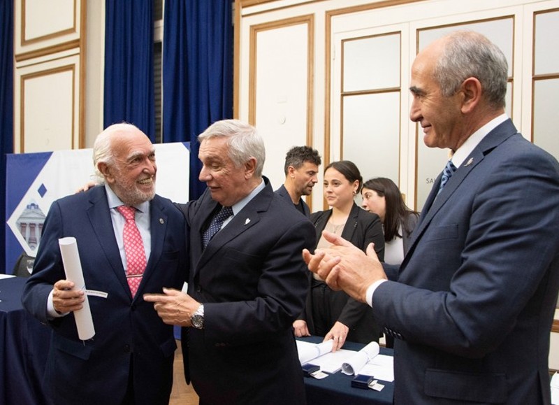 El decano Miguel Berri abrió el acto con un discurso sobre el Estado de Derecho.