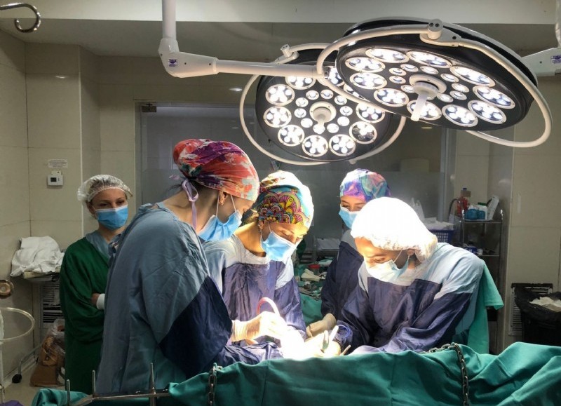 La anestesióloga a cargo fue la doctora Antonela Ineld y las instrumentadoras quirúrgicas Melanie Schonberger y Solange Mercado.