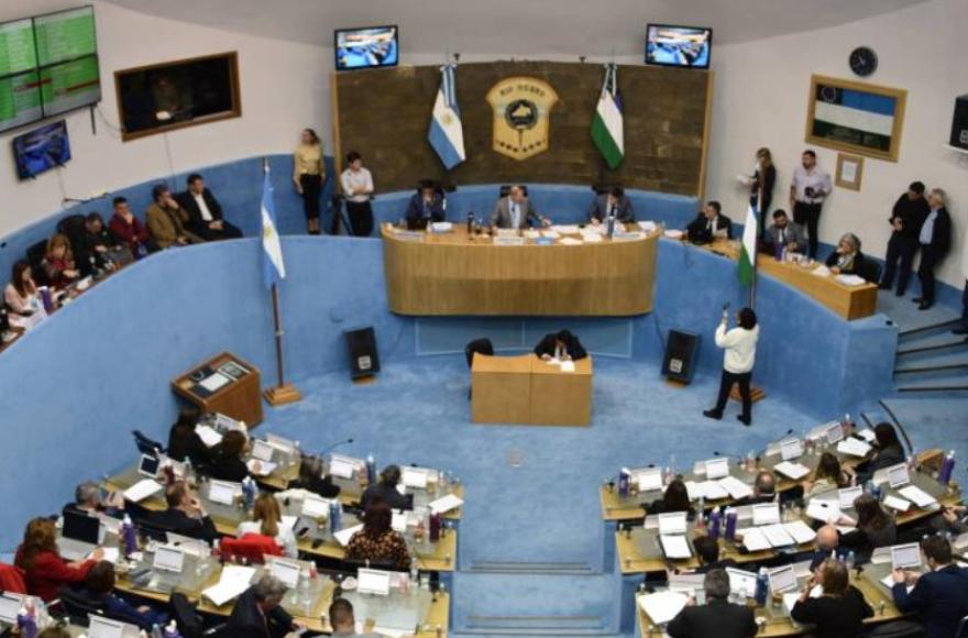 Críticos señalan que la conducción de Weretilneck se apoya cada vez más en financiamiento riesgoso.