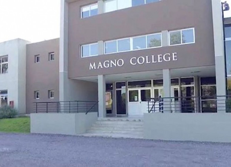 Luego de esa actividad, la baldosa que instalaron en la Plaza 12 de Octubre al día siguiente ya no estaba.