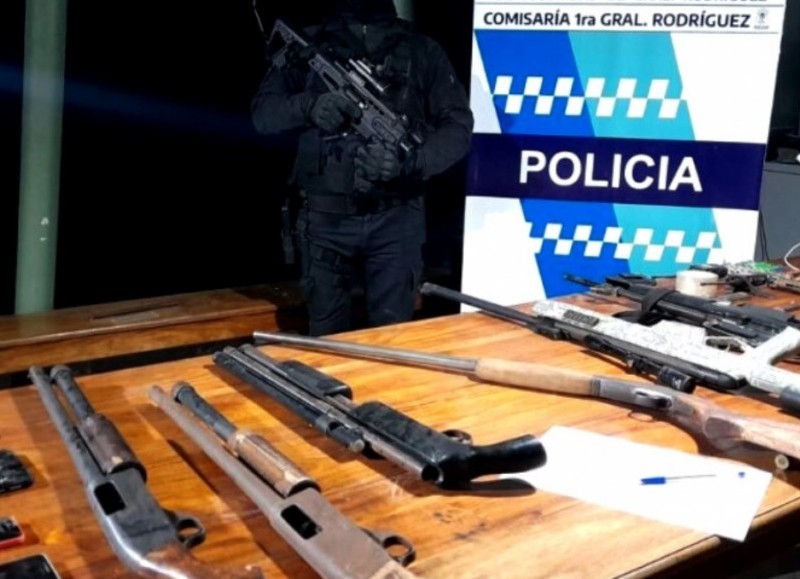 Continúan las batidas para dar con uno de los apuntados de haber participado en el crimen de Andrés Federico Costa, de 38 años, quien el 16 de octubre fue asesinado y tirado a los chanchos de un criadero para que se lo comieran.