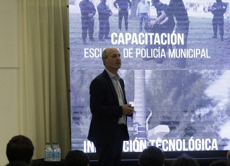 El intendente Jaime Méndez se reunió con más de 500 alumnos de quinto y sexto año de secundaria de escuelas de gestión estatal y privada de todo el distrito.