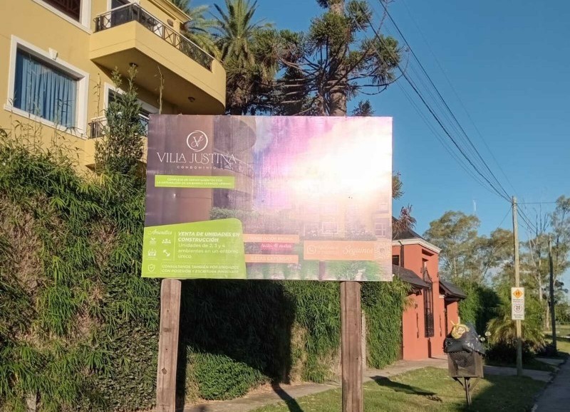 El cartel en Villa Justina.