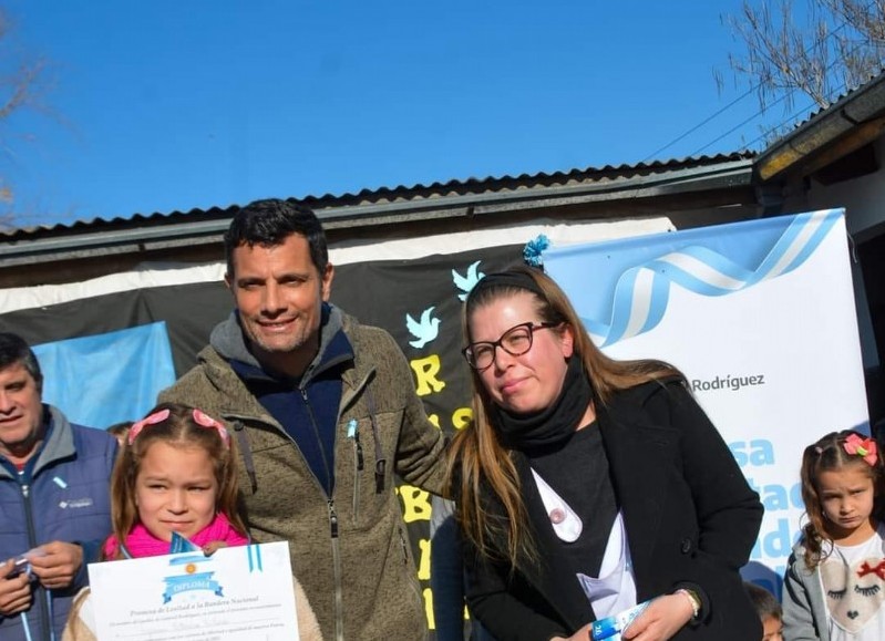 El intendente Municipal, Mauro García, participó de una nueva promesa a la bandera de los y las estudiantes de cuarto año de primaria.