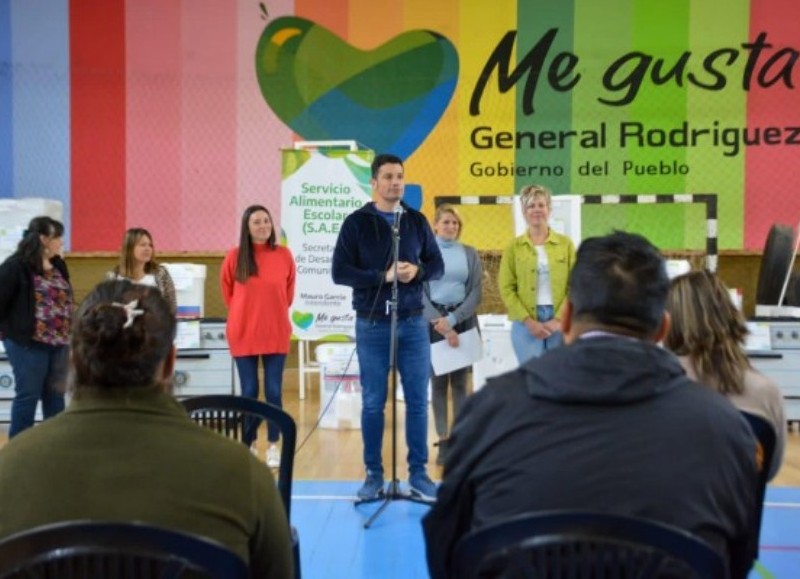 El intendente Mauro García estuvo presente en la entrega de los artefactos nuevos para las distintas instituciones de General Rodriguez.
