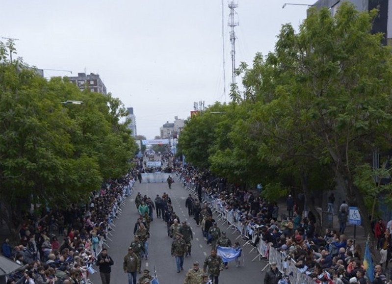 Miles de vecinos de toda la región, celebraron el Día de la Independencia con un gran desfile cívico militar en el centro del distrito.