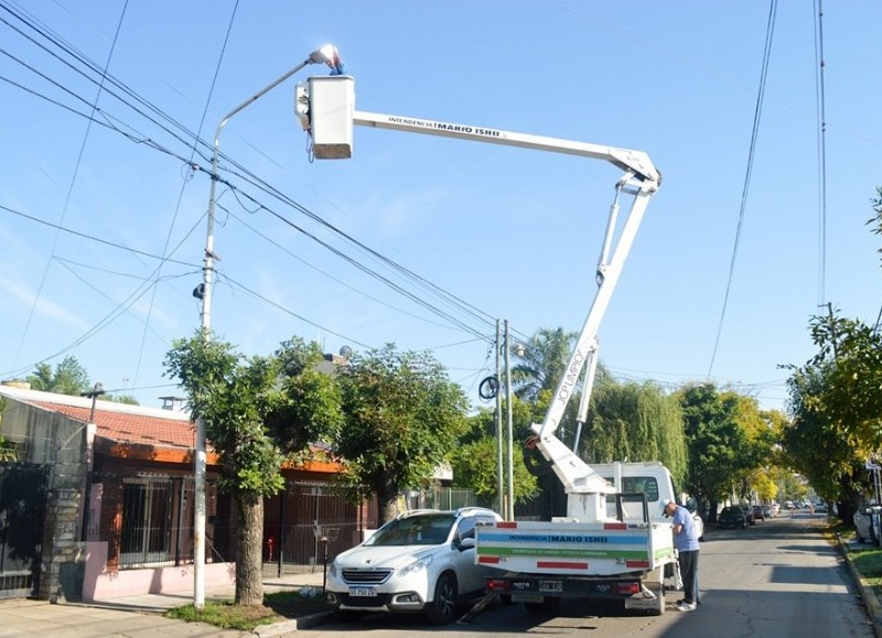 La Municipalidad de José C. Paz, avanzaron los trabajos en los barrios para la colocación de nuevas luces Led.