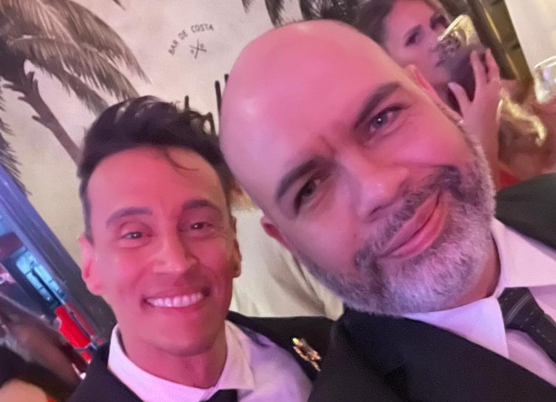 El estilista Pablo Pineda siempre en el mundo de la moda.