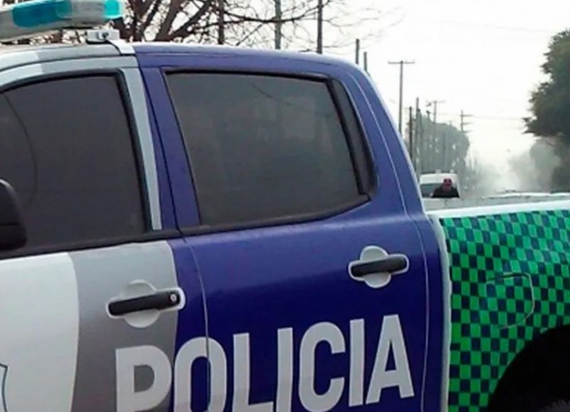 Este individuo vestía una remera con identificación policial, pero al corroborar sus datos, quedó claro que no pertenecía a ninguna fuerza de seguridad. Adicionalmente, el auto tenía pedido de secuestro por robo.