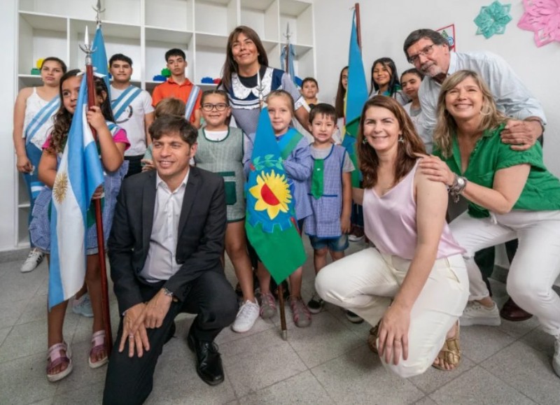 El gobernador de la Provincia de Buenos Aires, Axel Kicillof, junto a la intendenta de Moreno, Mariel Fernández.