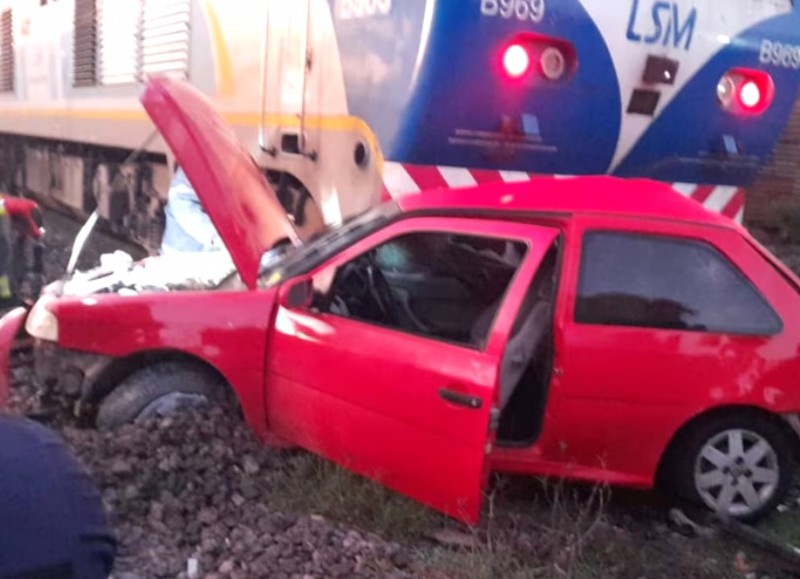 Un auto intentó cruzar las vías en la estación Sol y Verde del ferrocarril San Martín, en José C. Paz, cuando las barreras estaban bajas y terminó arrollado por una de las formaciones. 
