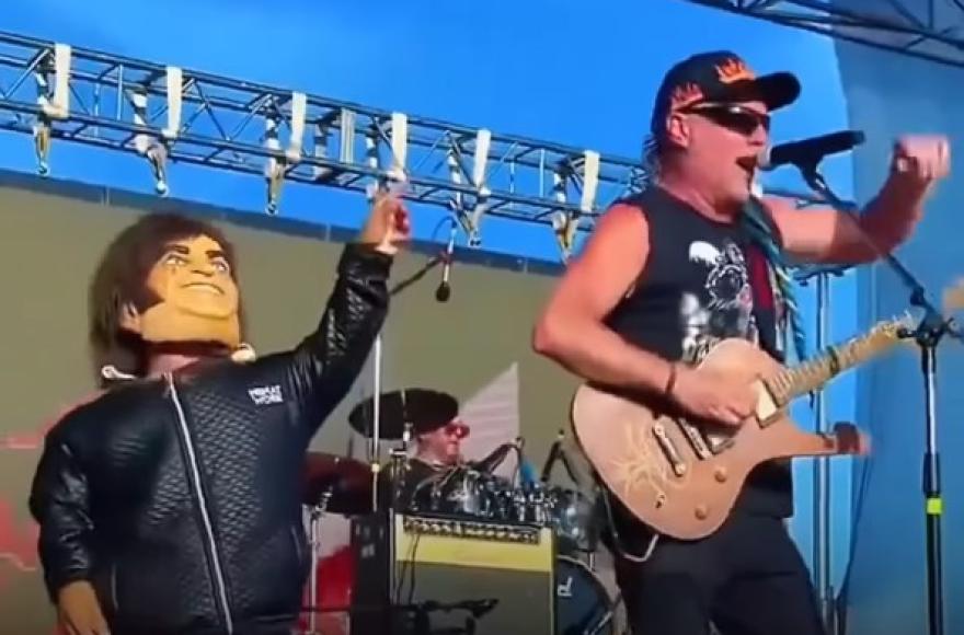 La Renga integró la burla en su puesta escénica.