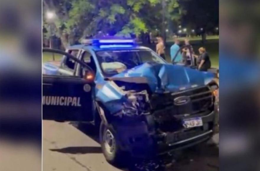Un accidente de tránsito en La Plata involucró a un patrullero y a un camión de mantenimiento