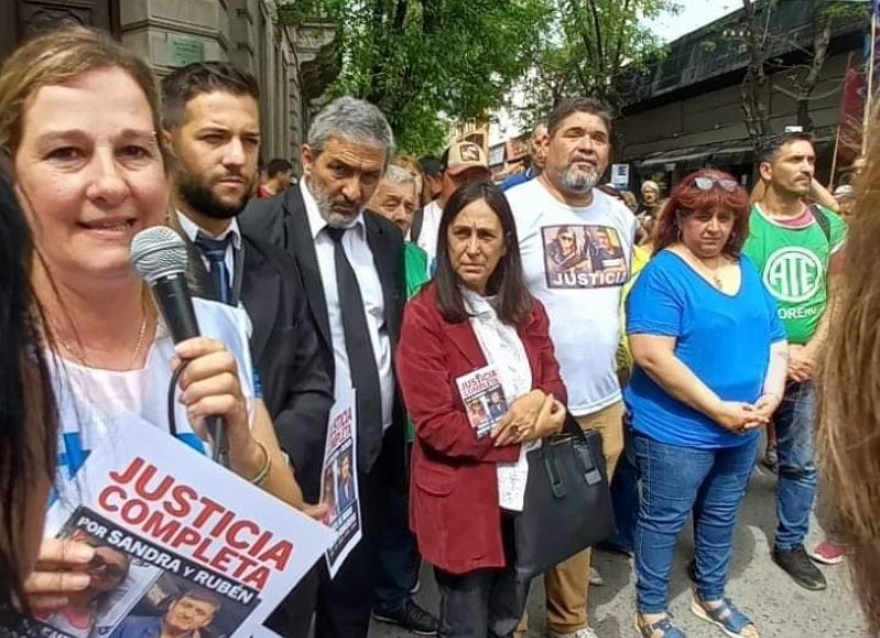 Primera de la izquierda Mariana Cattaneo, sindicalista de SUTEBA, con varias denuncias por entrometerse en las escuelas a hacer militancia sindical sin el debido permiso.