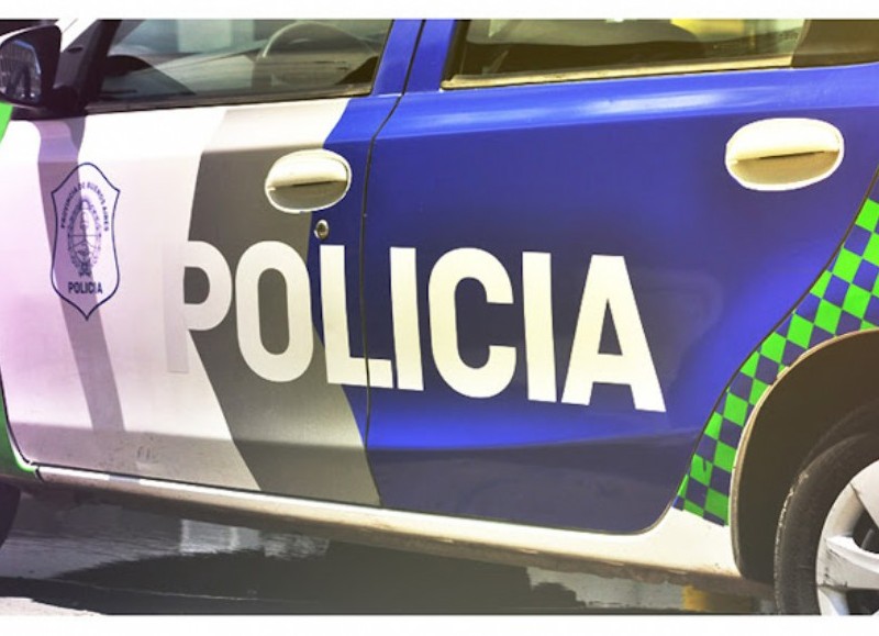 Los voceros identificaron al policía detenido como el oficial Nelson Río, perteneciente a la comisaría Séptimo en la Reja, quien quedó detenido por "Robo agravado".