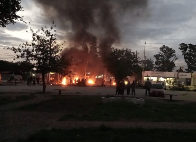 Uno de los tantos focos de incendio en el Municipio de Moreno.