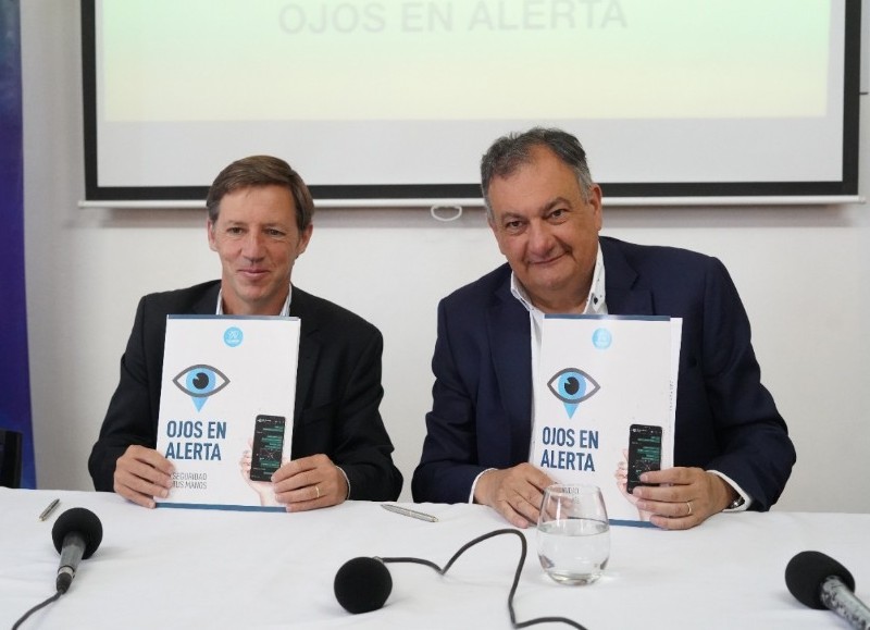 El intendente Gustavo Gennuso encabezó la firma del convenio con el intendente bonaerense, Jaime Méndez.