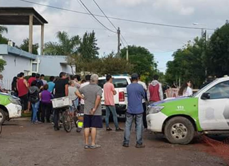 Cuatro hombres y una mujer fueron detenidas acusadas de conformar una banda de "piratas del asfalto" que acababa de robar un camión cargado con pollos.
