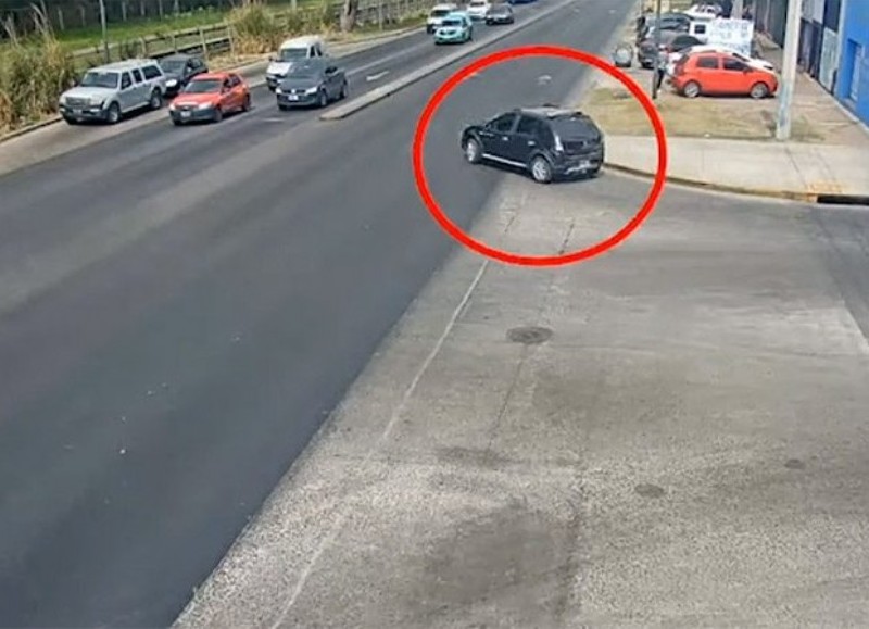 Dos hombres fueron aprehendidos en San Miguel tras robar la rueda de un auto y ser denunciados por un vecino a “Ojos en alerta”.