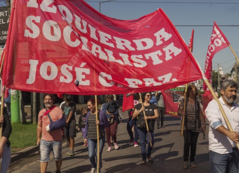 Iván Ponce, es concejal de JCP de Izquierda Socialista en el FITU e informó que marcharon "en José C. Paz en primer lugar por las salitas, ya que vienen siendo desfinanciadas".