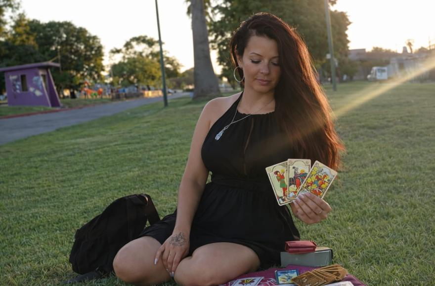 Karen Light integra tarot terapéutico, yoga y sanación energética dentro de su nueva empresa de bienestar espiritual.