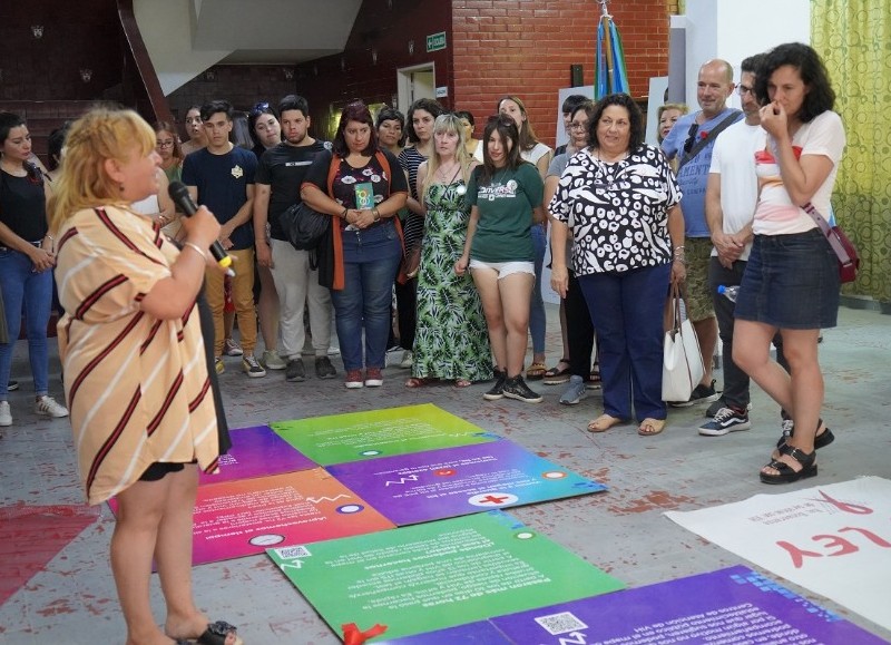 Se inauguró la exposición de la muestra colectiva “VIHSIBLES: 40 años de resistencias, activismo y organización”, en el Teatro Municipal de Merlo. 