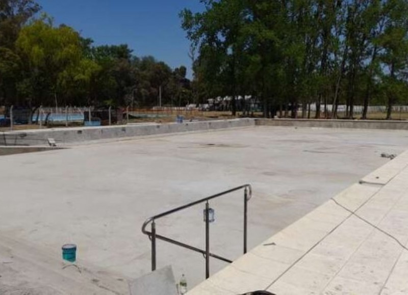 Las dimensiones de la nueva pileta estilo olímpica son 50 metros de largo y 25 metros de ancho, con una profundidad de 1,10 metros y una vereda perimetral atérmica de 3 metros.