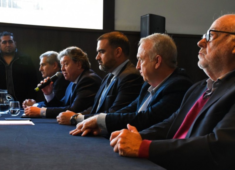 El senador bonaerense Carlos Kikuchi con su nuevo armado.