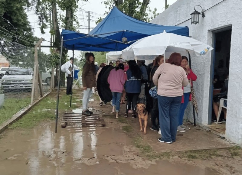 Una de las tantas ollas populares que se abrieron este lunes.